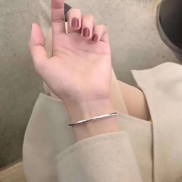 Bracelet simple personnalisable couleur argent pour femmes occasions spéciales élégance subtile sophistication quotidienne