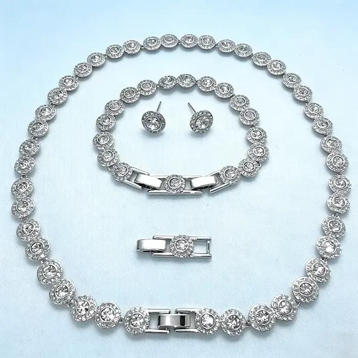 Parure de bijoux fine pour femmes élégantes avec ensemble de collier boucles d'oreilles bague bracelet serti de zirconium blanc et autres pierres précieuses pour occasions spéciales