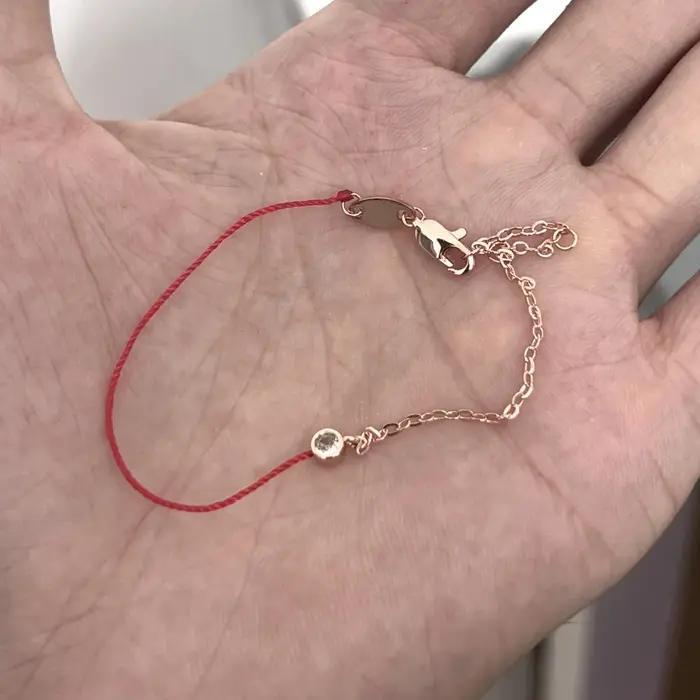 Bracelet élégant et unique en chaîne demi-cordon rouge plaqué or avec diamant unique du signe du zod