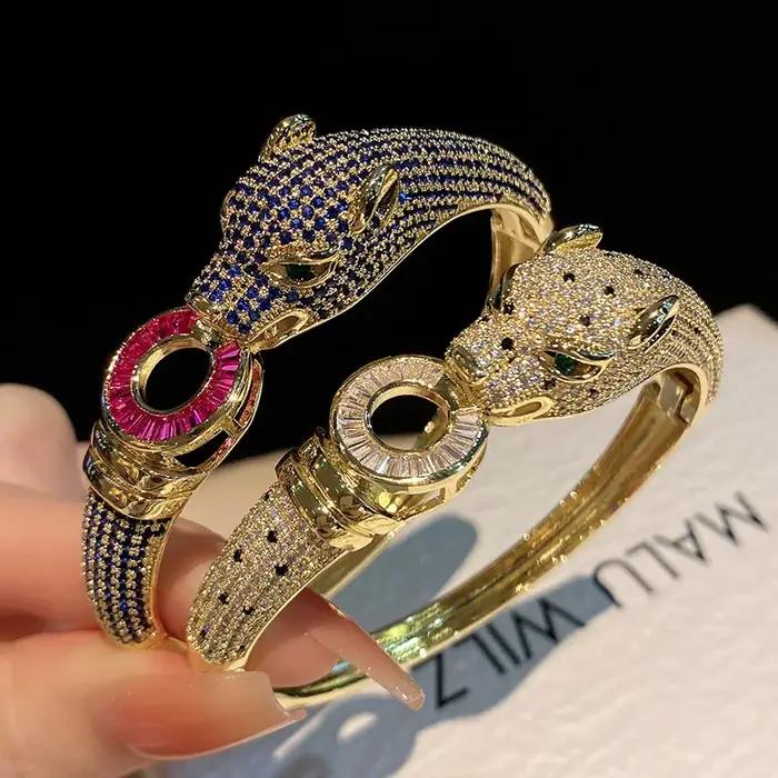 Bracelet manchette ouvert plaqué or motif léopard, style chunky