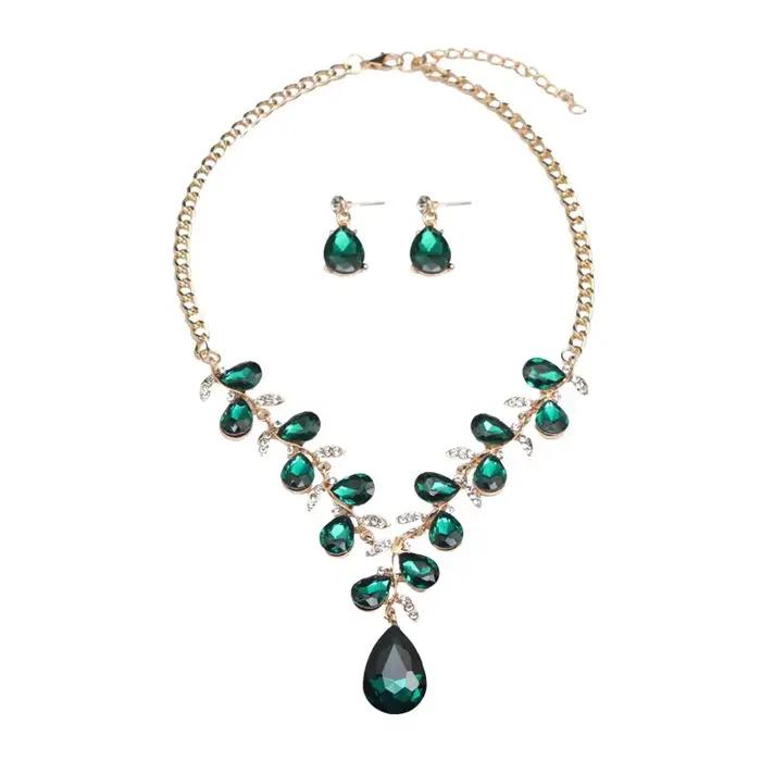Ensemble collier et boucles d'oreilles en alliage écologique avec gros cristaux. Bijoux imperméables de haute qualité. Cadeau pour votre femme.