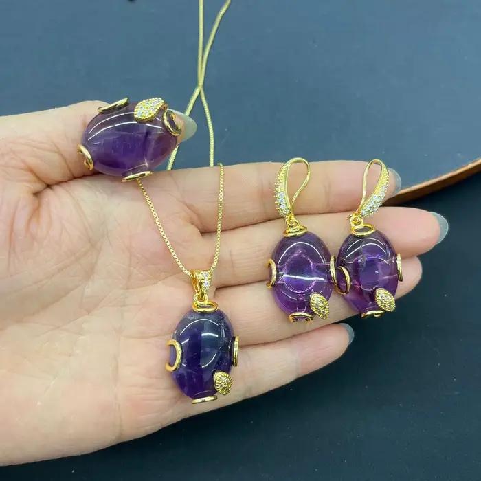 Ensemble de trois pièces en pierre naturelle, style luxe léger, bague incrustée plaquée or, boucles d'oreilles, collier, ensemble de bijoux tendance pour femmes