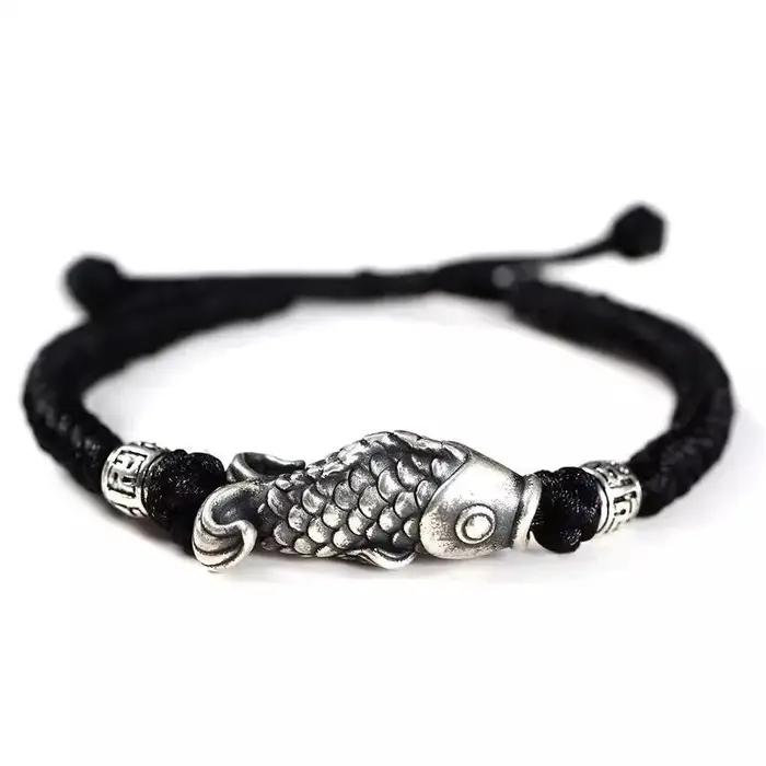 Bracelet Rétro Nœud de Pêche en Corde Noire et Rouge Tressée Artisanal, Simple et Polyvalent, pour Couple, Motif Poisson Koi 'Lands on Shore'