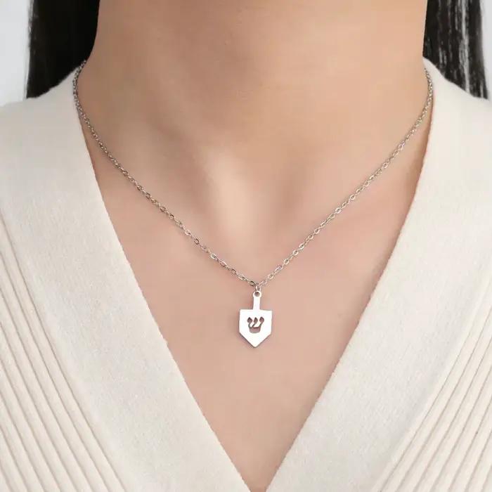 LIKGREAT Judaica hébreu pendentif collier en acier inoxydable bijoux juifs Hei nonne Shin Gimel Dreidel femmes accessoires de fête Hannu