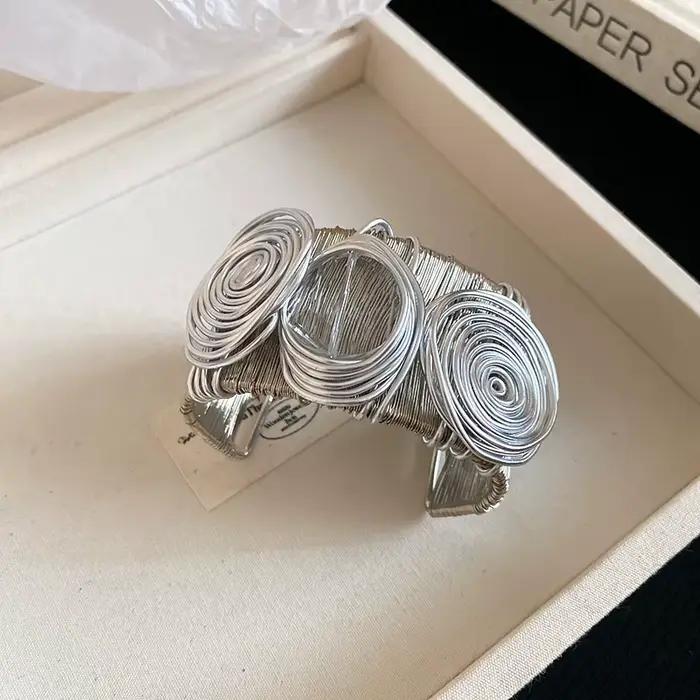 Bracelet géométrique en métal de haute qualité pour femmes, design classique, fermoir mousqueton, idéal pour banquets et occasions spéciales
