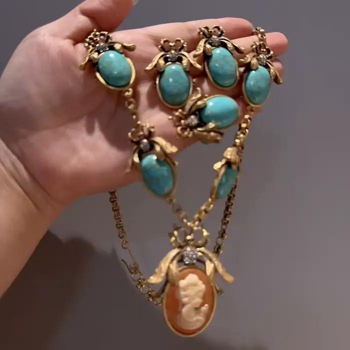 Parure de bijoux vintage en turquoise avec portrait camée, plaqué or antique, pendentif abeille en strass, collier, boucles d'oreilles et bague pour femme