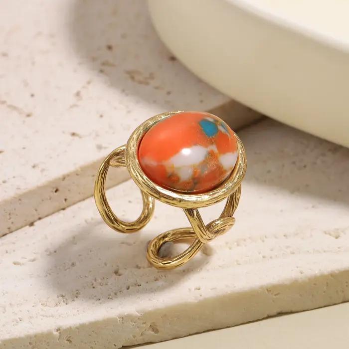 Bague en pierre naturelle colorée plaquée or pour femme - Bijou unique avec motif ovale et gemme | Bande torsadée chic