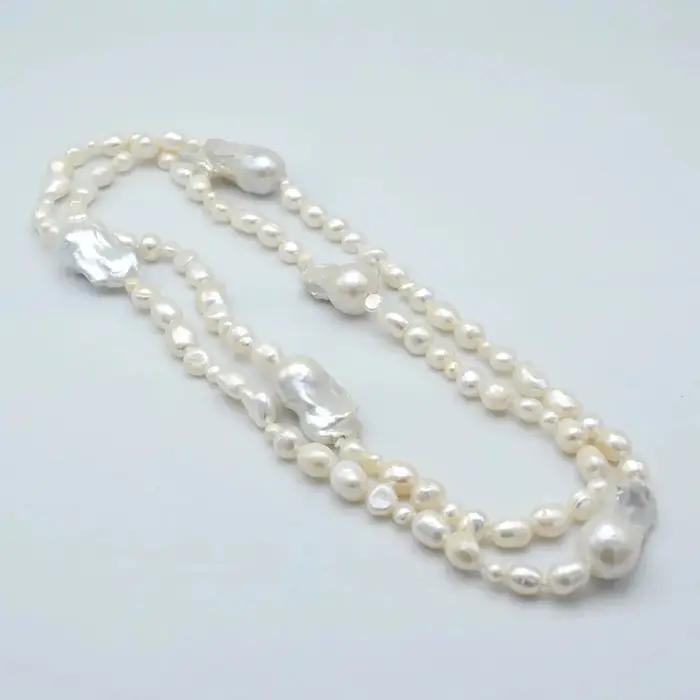 Collier long en perles baroques blanches naturelles pour femmes