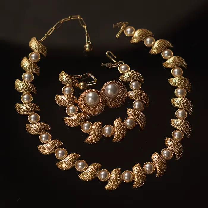 Italie Florence Ensemble de bijoux antiques Or 18 carats rempli de perles Mabe Filigrane Camée Brace