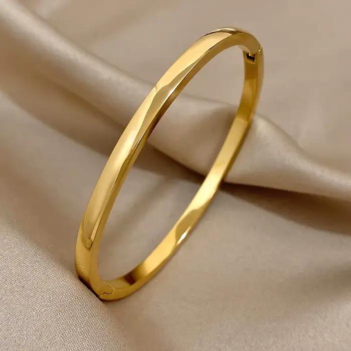 Bracelets simples et lisses en acier inoxydable plaqué or pour femmes élégantes et sophistiquées pour diverses occasions festives et quotidiennes