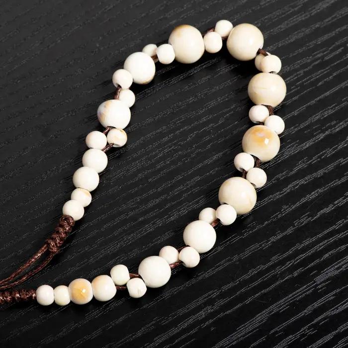 Collier en céramique d'ambre Boho blanc ajustable pour femmes bijou vintage lune artisanal occasions spéciales