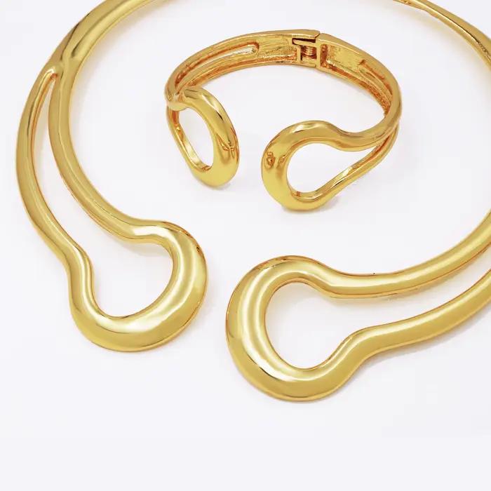 Ensemble de bijoux plaqués or 18 carats pour femme avec collier brillant, boucles d'oreilles créoles, bracelet et bague, design classique, mode italienne, pour occasions spéciales