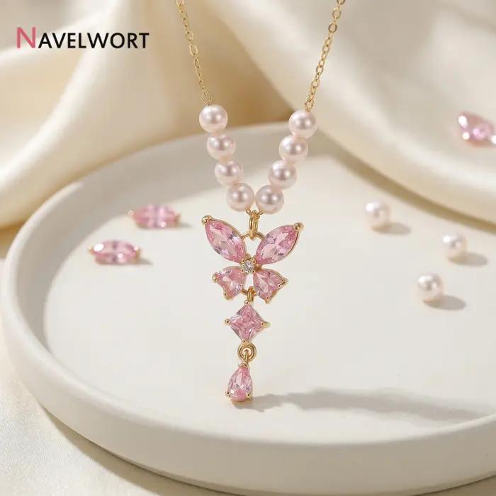 Pendentifs en laiton plaqué or 18 carats avec cristaux de zircon et breloques en forme de papillon