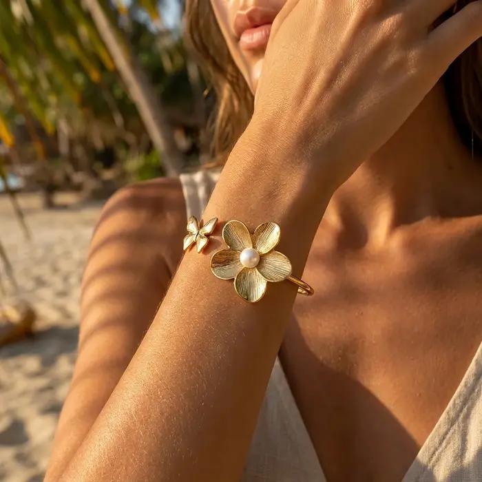 Bracelet ouvert en acier inoxydable de luxe français avec perles et fleurs pour femme élégant en couleur or jaune clair ou or