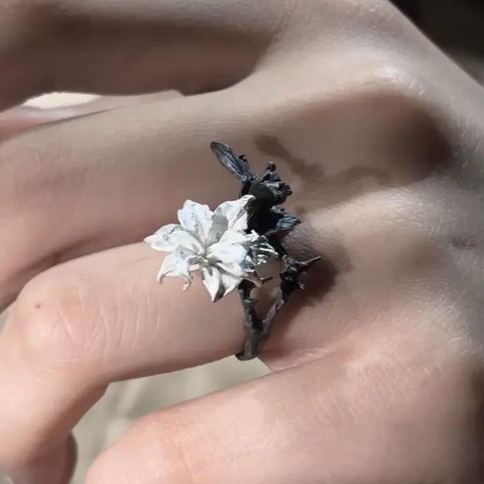 Bague fleur de mandala noire et blanche pour femme