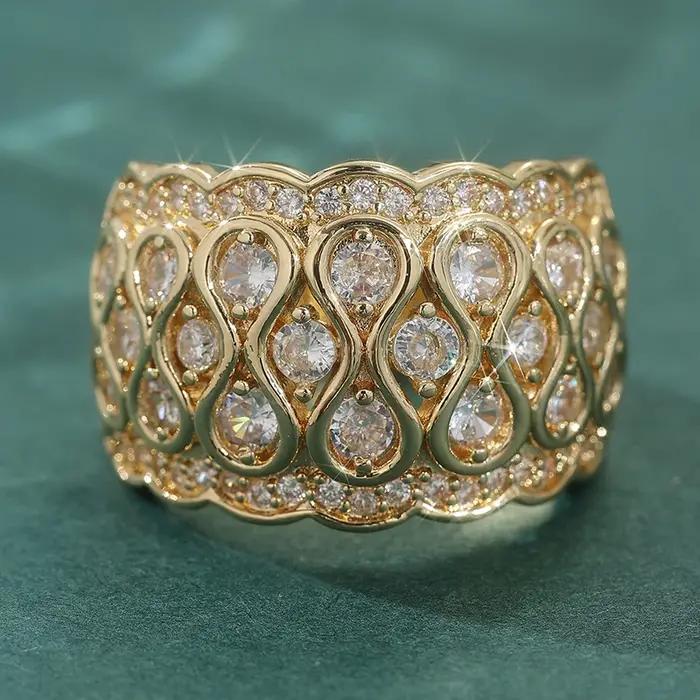 Bague Magnifique Plaqué Or avec Zirconiums Synthétiques Pavés pour Femme – Bijou de Mode Élégant pour Banquets et Festivals
