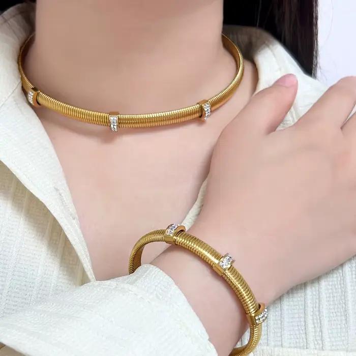 Ensemble de bijoux à la mode en acier inoxydable avec accessoires géométriques glacés or argent pour femmes occasions spéciales