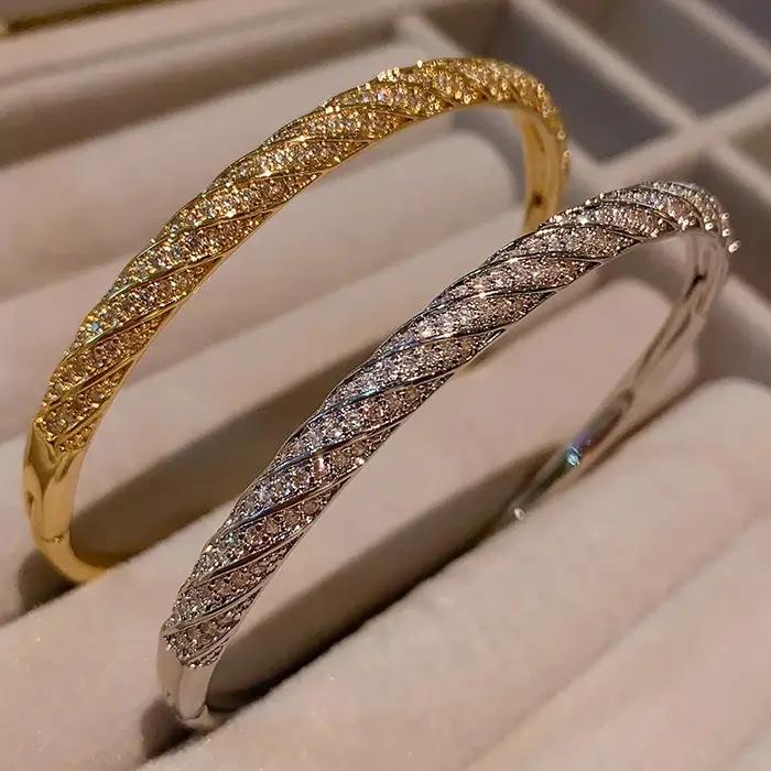 Bracelet jonc en laiton plaqué or 18 carats pour femmes élégantes avec tracker de fitness pour bureau et soirées spéciales