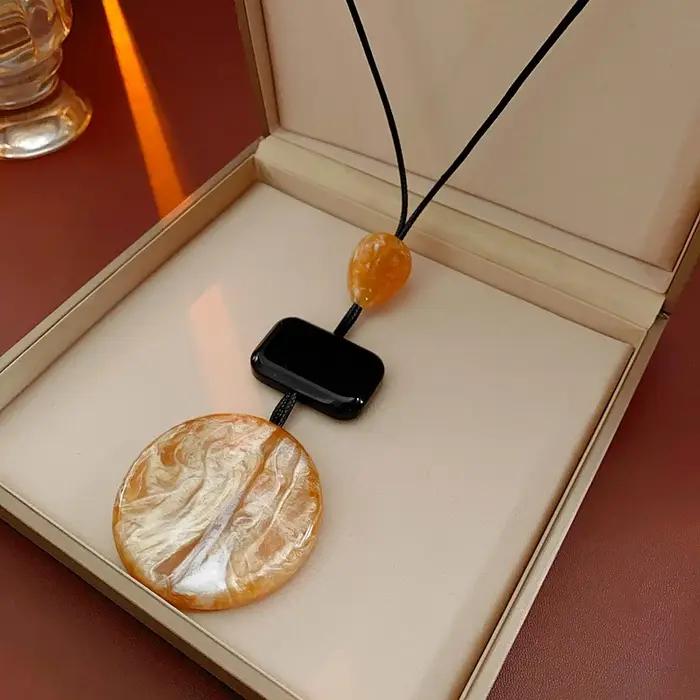 Collier pendentif en résine plate couleur café