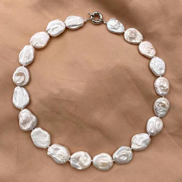 Collier de perles plates de forme ovale de poire blanche de 15mm