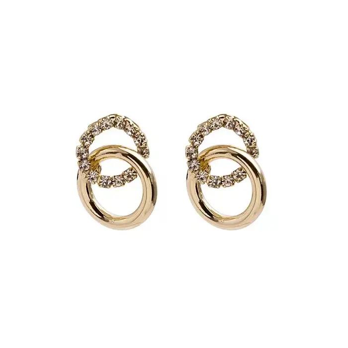 Une paire de boucles d'oreilles à la mode pour femmes avec cercles incrustés de diamants