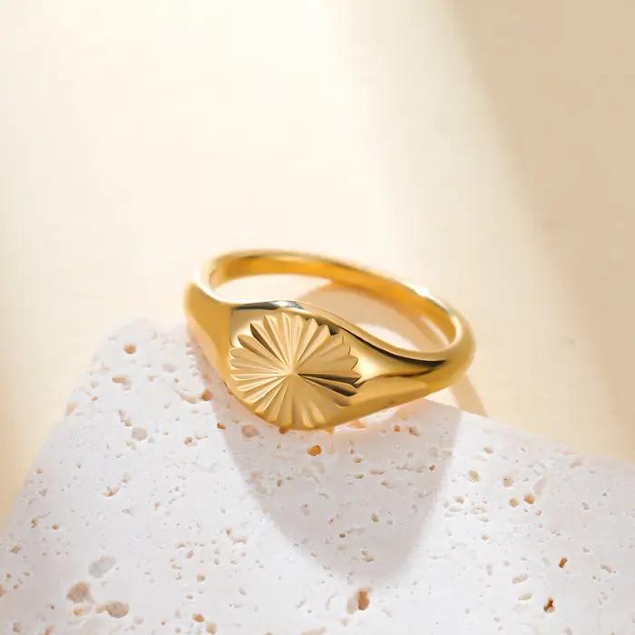 Bague Mobius en acier inoxydable plaquée or 18 carats pour femmes, design géométrique minimaliste, alliance de mariage pour occasions spéciales