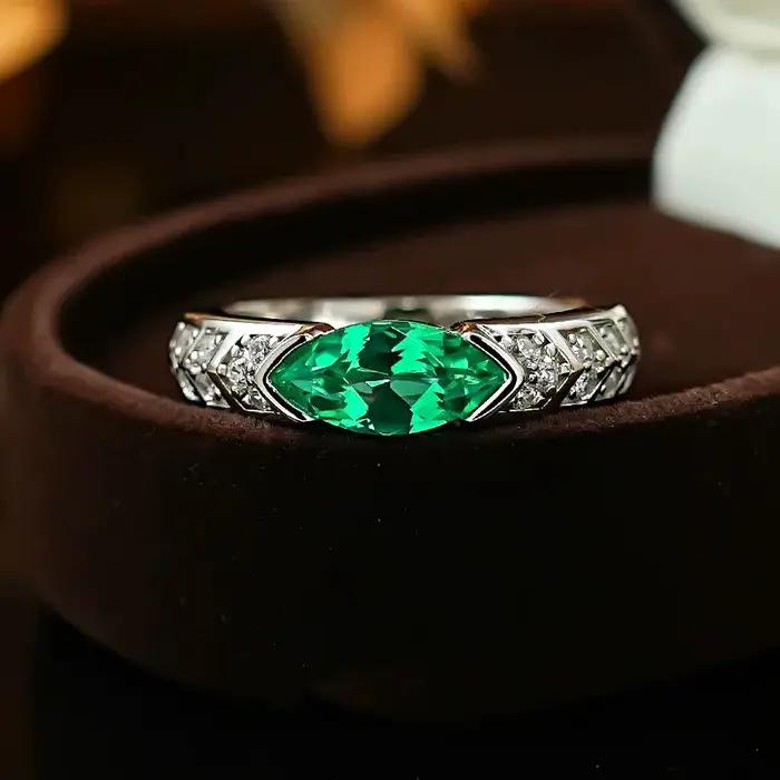 Bague en argent 925 sertie d'émeraudes ovales et de diamants - Accessoire féminin de luxe en pierre précieuse verte de grande qualité