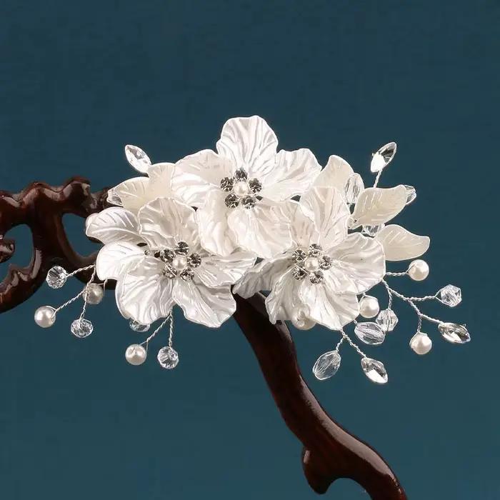 Épingle à cheveux en perles de mariage avec fleur blanche en cristal, bijou de luxe pour femmes, accessoire de cheveux de qualité pour occasions spéciales