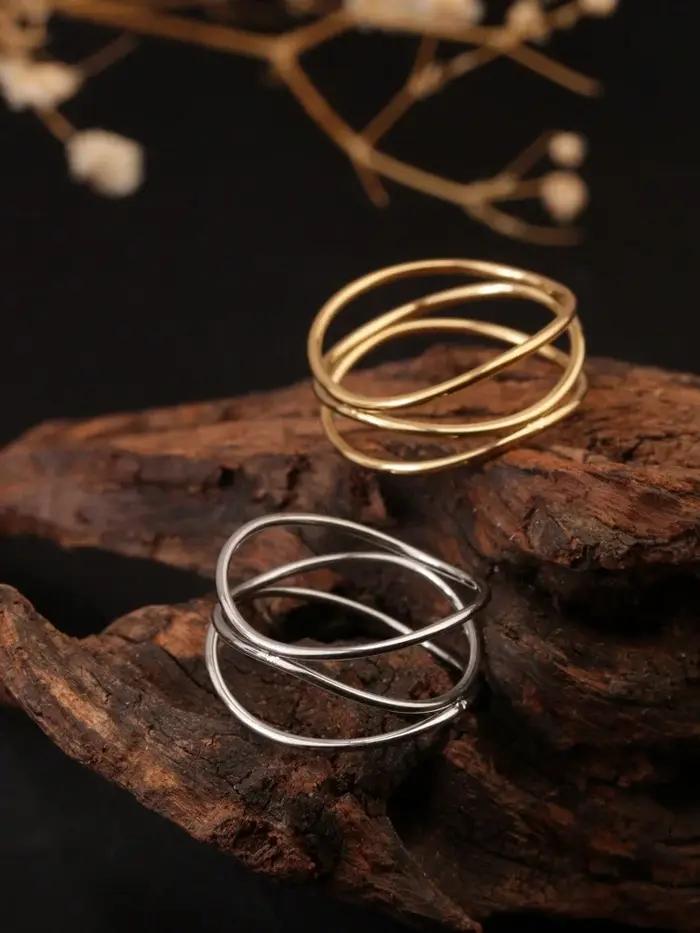 Bague en acier inoxydable plaqué or 18 carats à trois couches fines et élégantes pour femmes occasions quotidiennes et festives