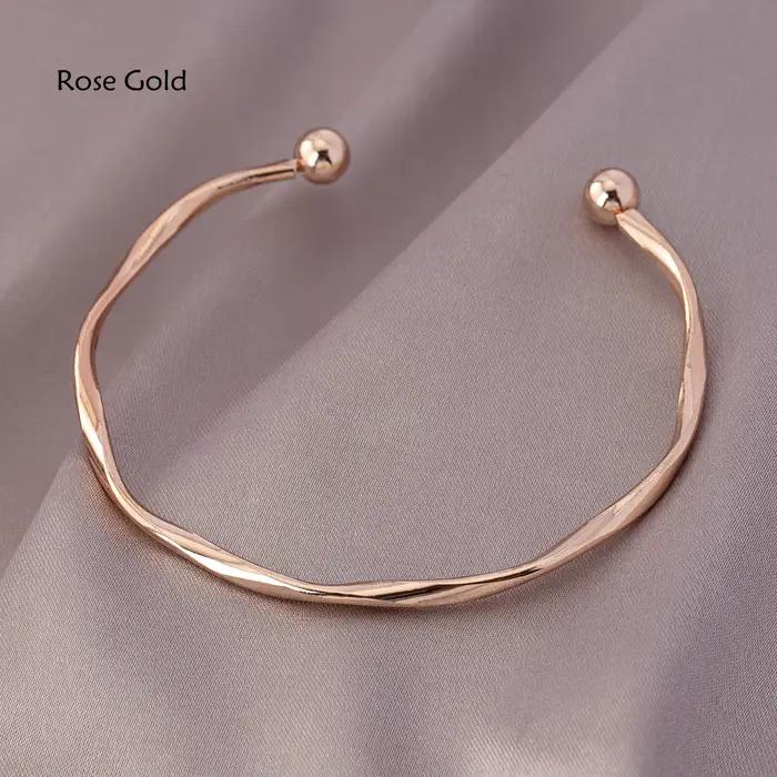 Un bracelet pour femme avec ouverture torsadée, réglable, simple et polyvalent, adapté à un usage quotidien