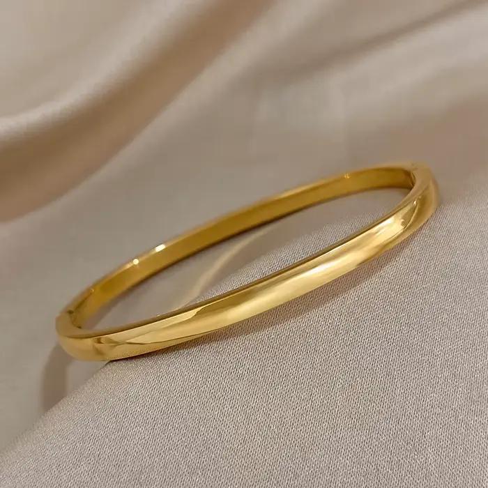 Bracelets simples et lisses en acier inoxydable plaqué or pour femmes élégantes et sophistiquées pour diverses occasions festives et quotidiennes