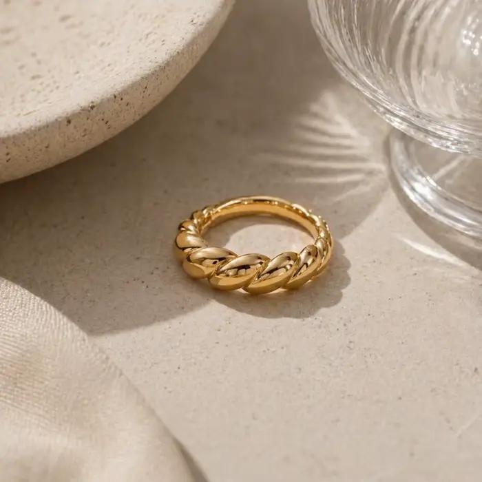 Bague Croissant Torsadée Dorée Élégante Design Unisexe Plaquée Or 18 Carats Pour Hommes et Femmes Occasions Spéciales Alliance de Mariage Vintage Chic