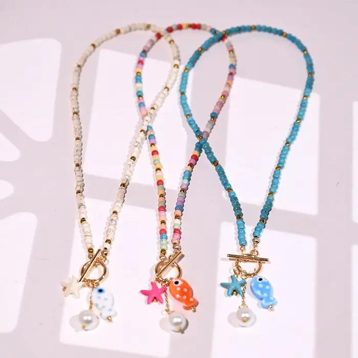 Collier bohème avec pendentif poisson et étoile de mer en céramique d'inspiration marine avec perles turquoise