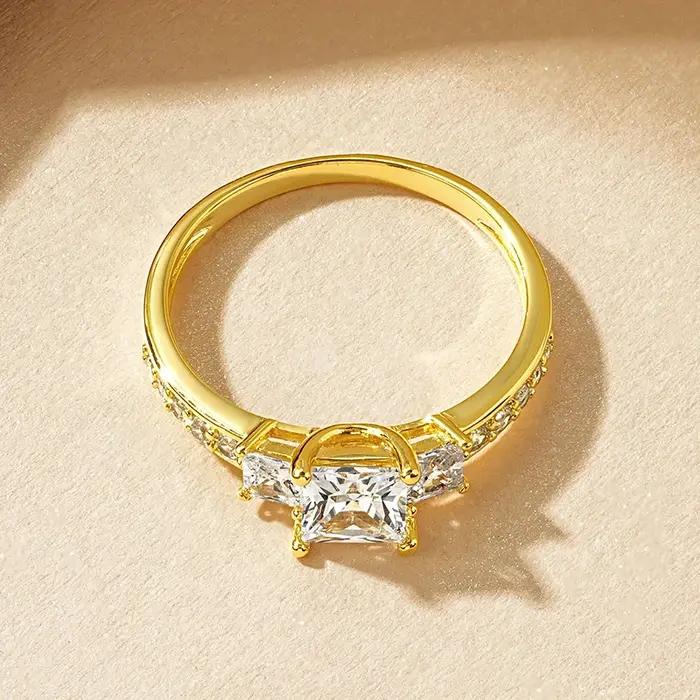 Rrjzz trois pierres princesse coupe CZ simulé diamant anneaux 14k plaqué or bague de fiançailles pour les femmes anniversaire bijoux cadeaux