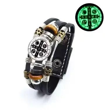 Bracelet en cuir multicouche avec médaillon Saint Benoît symbole de foi et protection pour homme et femme pour diverses occasions spéciales