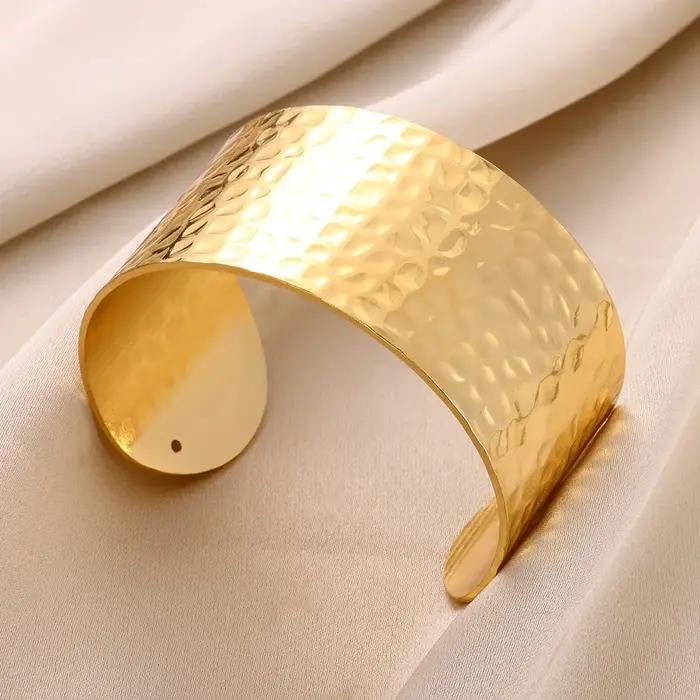 Bracelets d'ouverture à motif de bosse classique exquis pour femmes manchette couleur or acier inoxydable ornement à main cadeau occasions spéciales