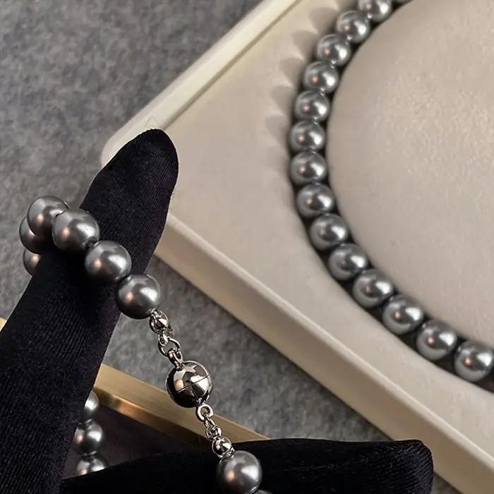 Collier élégant de perles grises de Tahiti avec boucle magnétique