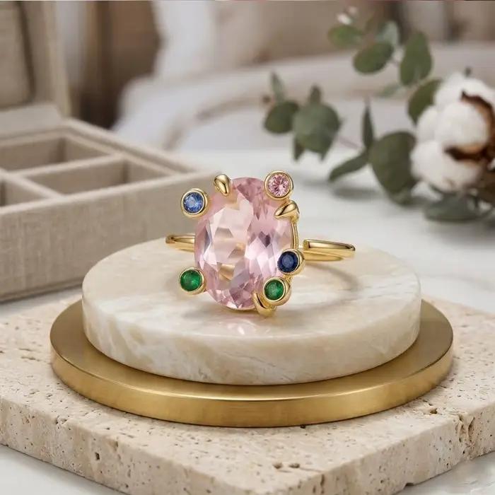 Bague de cocktail dorée ovale rose avec accents multicolores en CZ pour femmes, bague élégante à offrir pour fiançailles, anniversaires et occasions spéciales