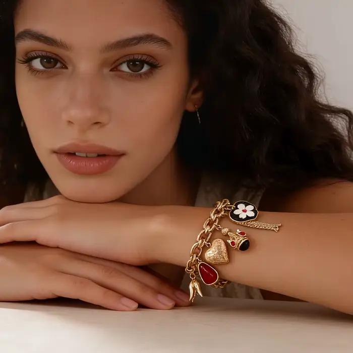 Bracelet fantaisie aux accents rouges, accessoire élégant à motifs variés, idéal pour les tenues décontractées, parfait pour les brunchs, les rendez-vous et les soirées.