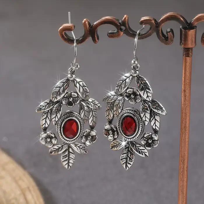 Boucles d'oreilles pendantes en forme de feuille argentée, style gothique vintage, avec zircone synthétique rouge, élégantes et délicates, pour femme, idéales pour les banquets et les célébrations, ca