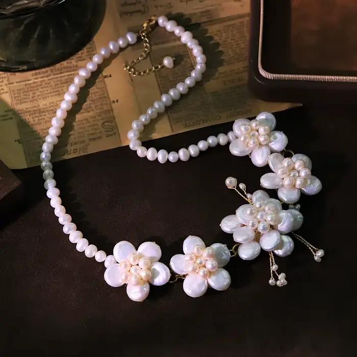 Collier de fleurs baroques en perles naturelles
