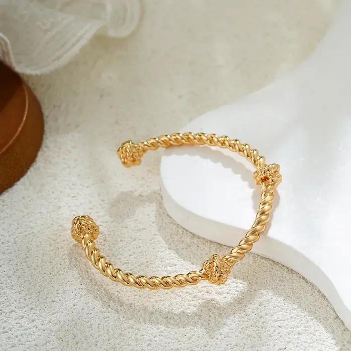 Bracelet jonc torsadé géométrique élégant pour femme plaqué or 18 carats acier inoxydable bijou de créateur occasions spéciales femmes style mode soirée anniversaire voyage
