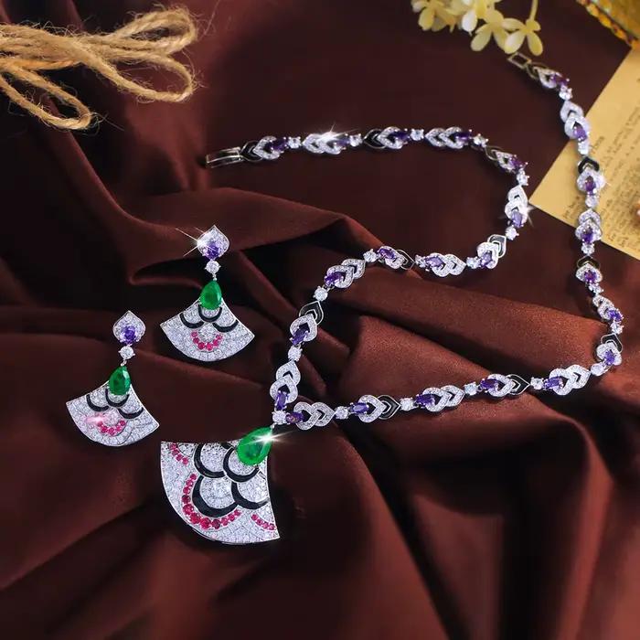 Collier et Boucles d'Oreilles en Zircone Brillante Multicolore Forme Sectorielle Luxe Accessoire de Fête pour Femmes Occasions Spéciales
