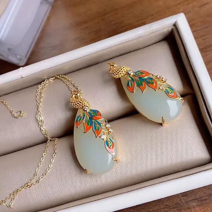 Collier classique en porcelaine émaillée incrustée de Zircon naturel Hetian Jade ovale