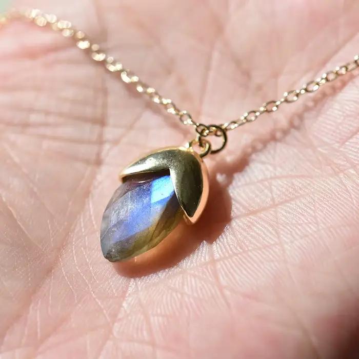 Pendentif en cristal naturel labradorite ITSMOS collier pour femmes occasions spéciales cadeau anniversaire mariage fête
