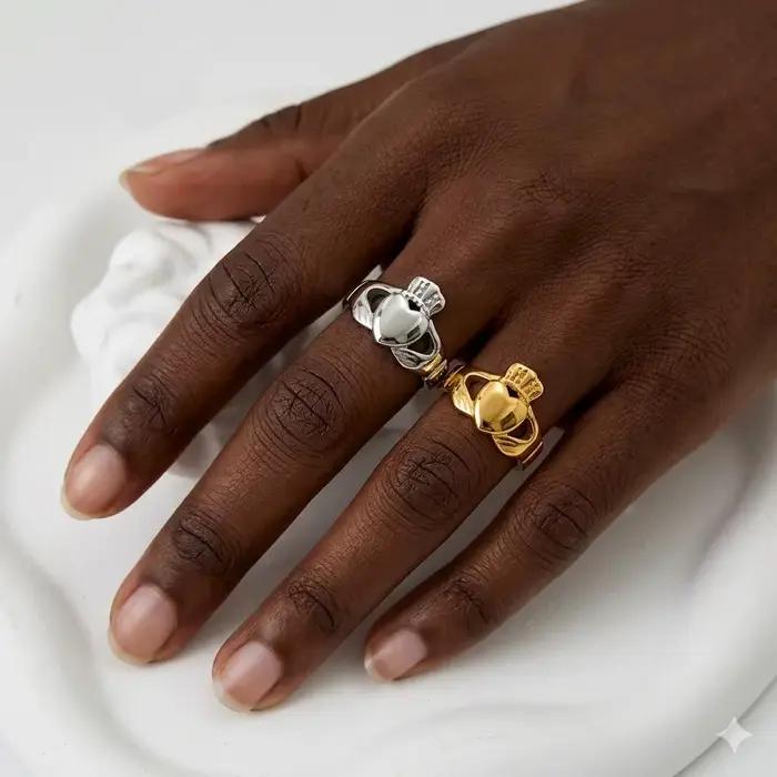 Bague Claddagh irlandaise en acier inoxydable plaqué or 18 carats pour femmes occassions spéciales symbole d'amour loyauté et fidélité