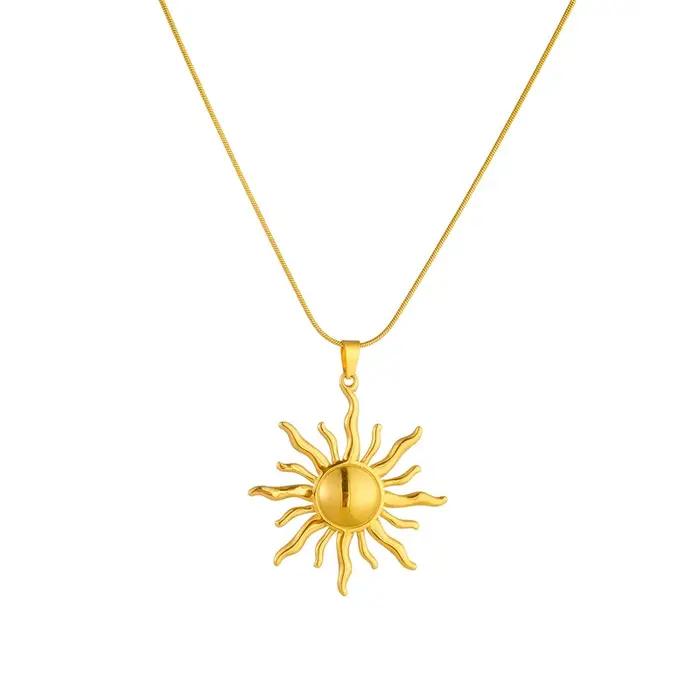 Collier pendentif soleil plaqué or 18 carats design rayons ondulés avec chaîne serpent bijou statement bohème céleste en acier inoxydable pour femmes occasions spéciales