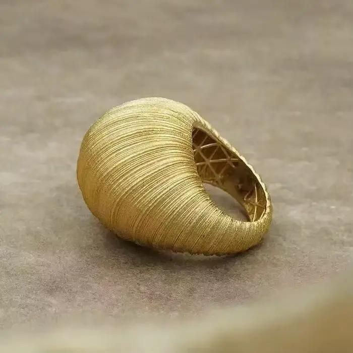 Anneau rond en arc artisanal en fil doré