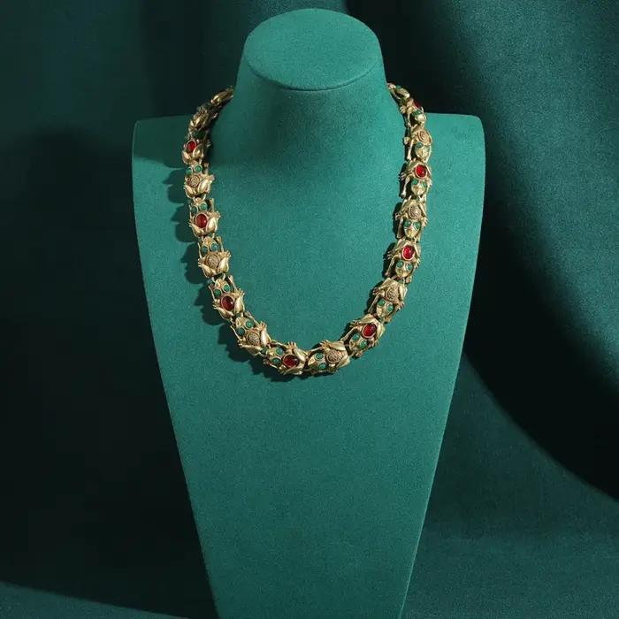 Collier ras du cou crapaud vintage rétro en pierre naturelle et cuivre plaqué or pour femmes occasions spéciales anniversaire mariage