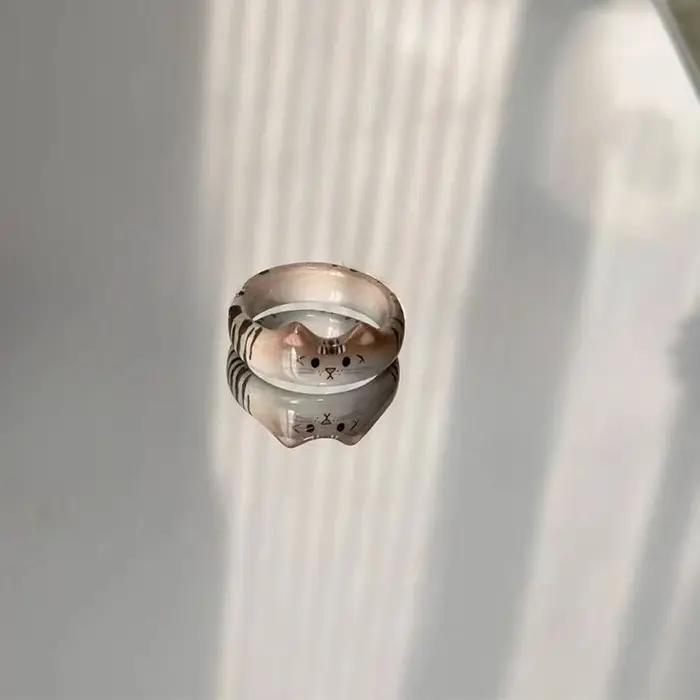 Bague en céramique motif chat de dessin animé unique pour femmes style créatif et minimaliste pour occasions spéciales